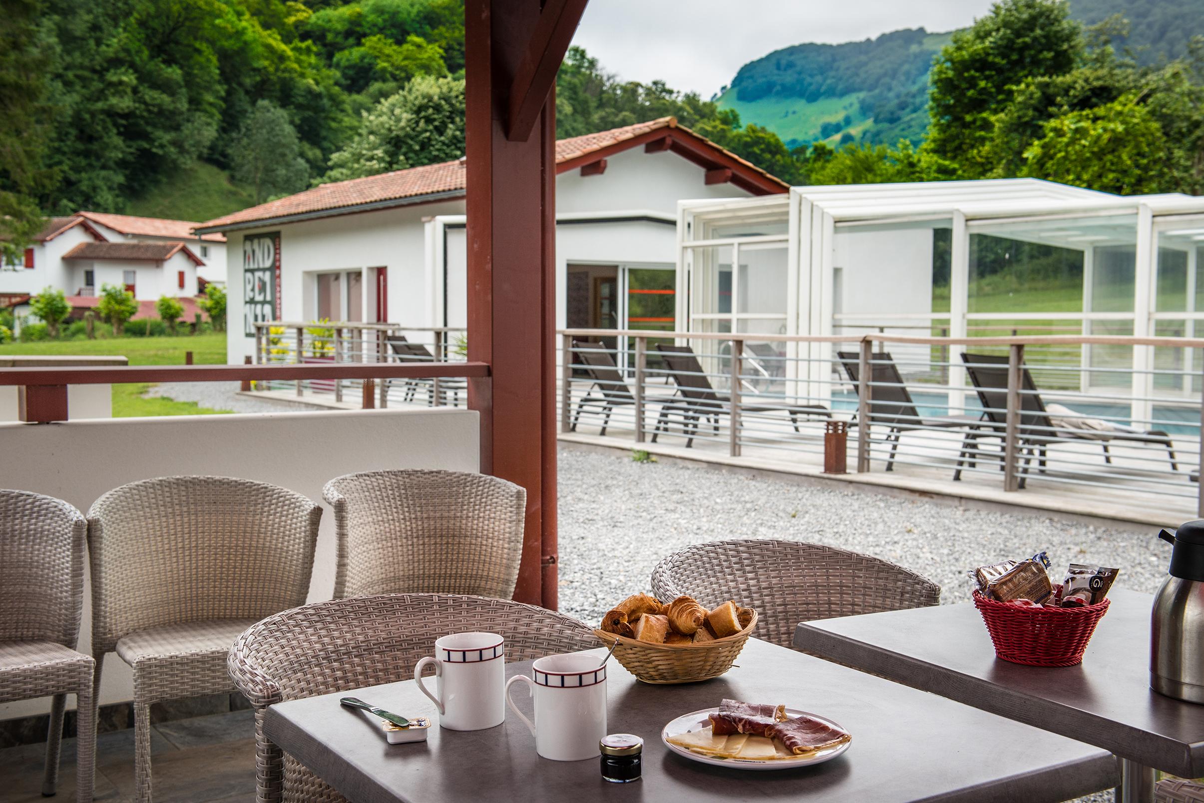 Logis Hotel Andreinia & Cabanes Esterençuby Buitenkant foto