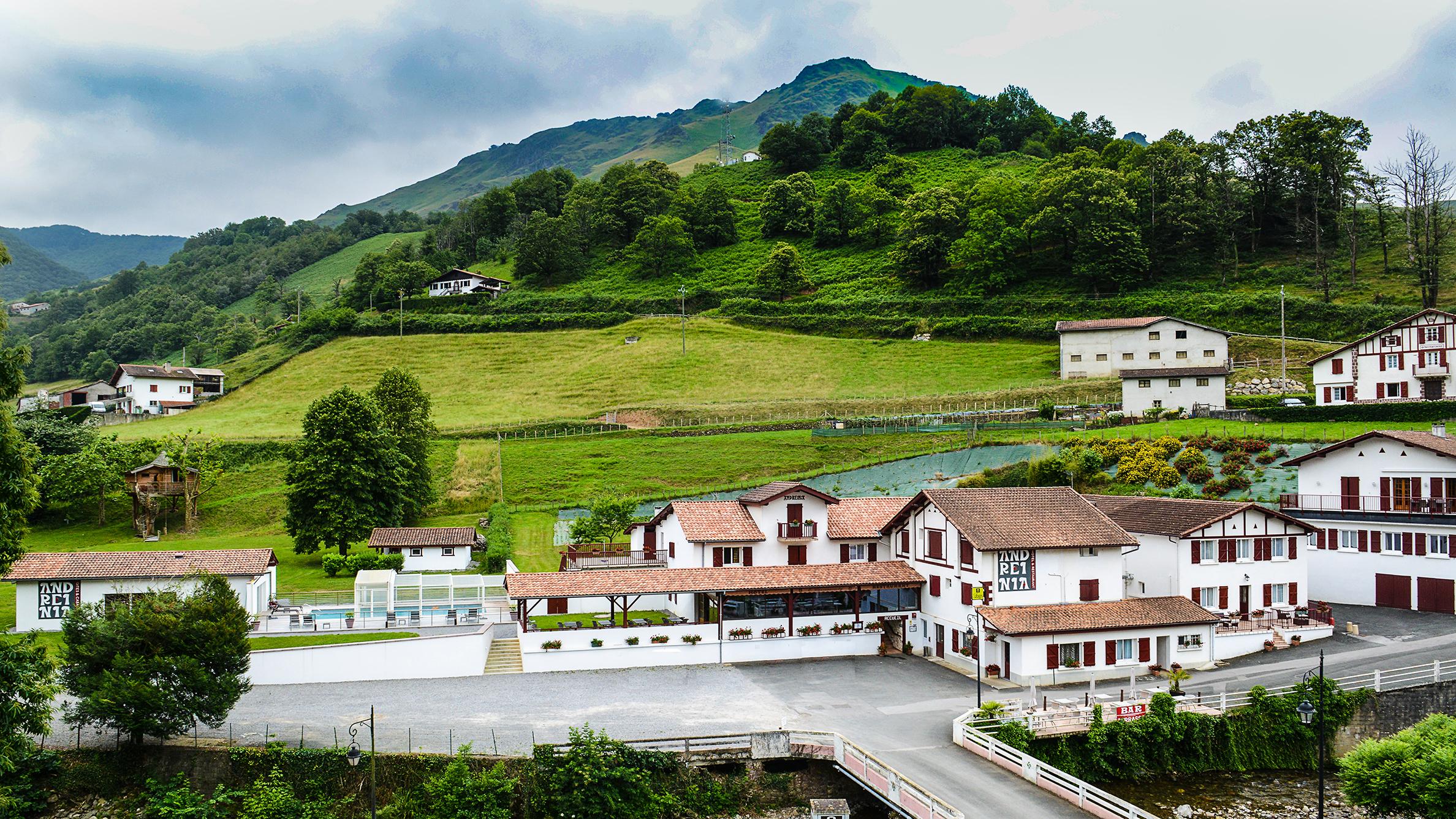 Logis Hotel Andreinia & Cabanes Esterençuby Buitenkant foto
