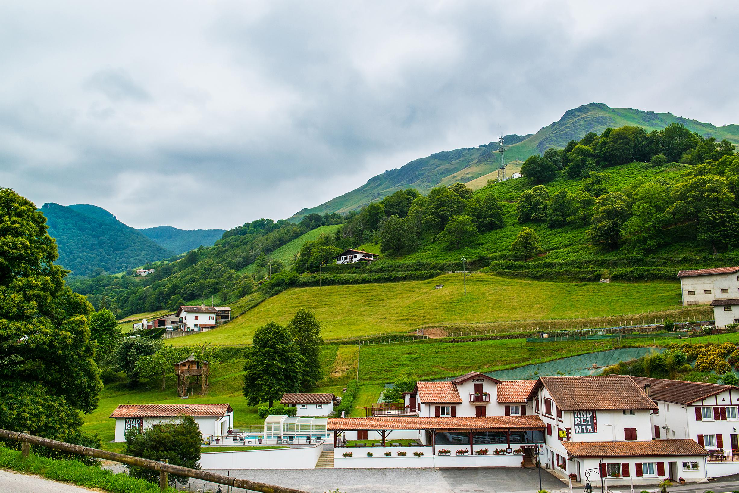 Logis Hotel Andreinia & Cabanes Esterençuby Buitenkant foto