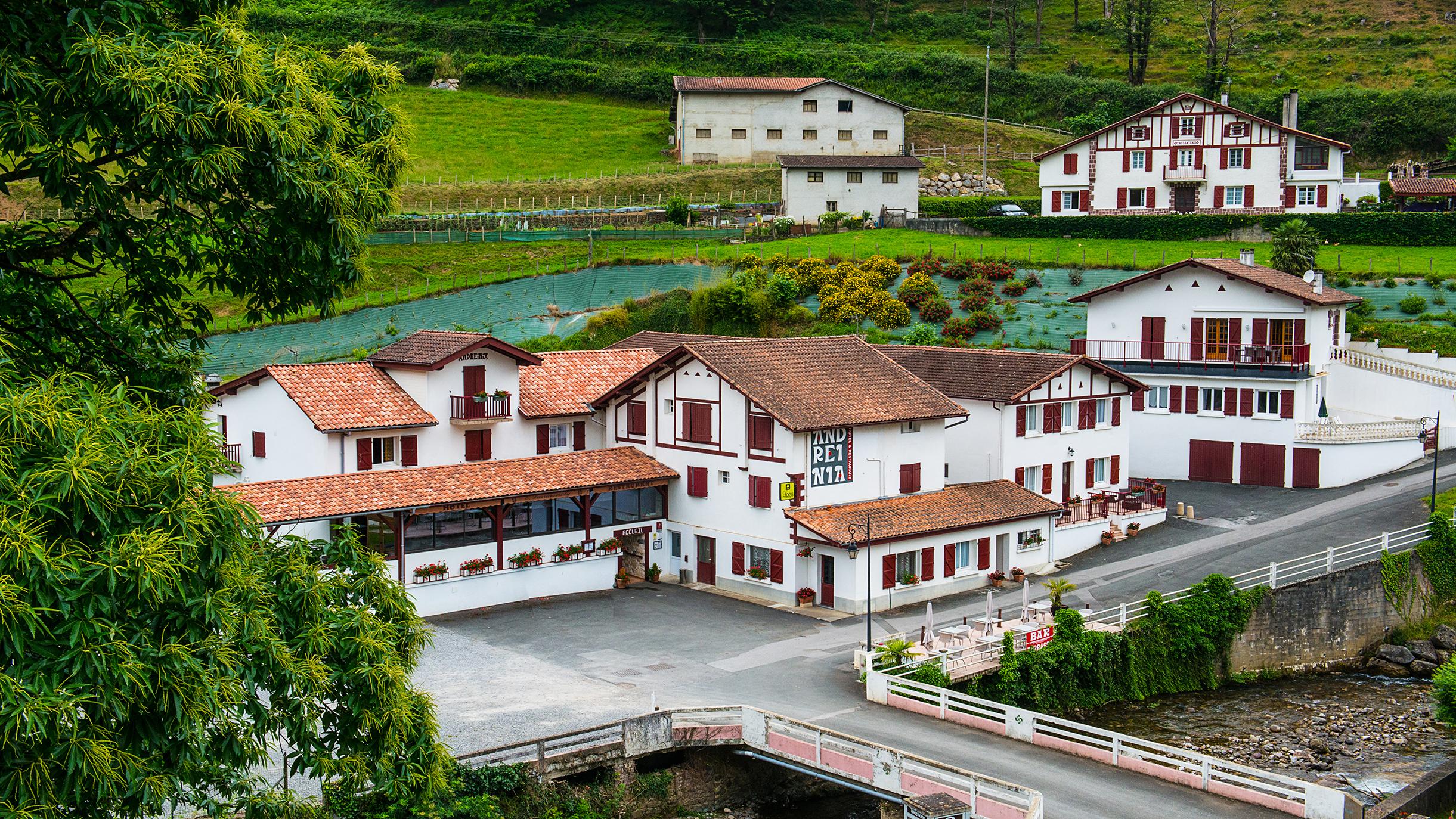 Logis Hotel Andreinia & Cabanes Esterençuby Buitenkant foto