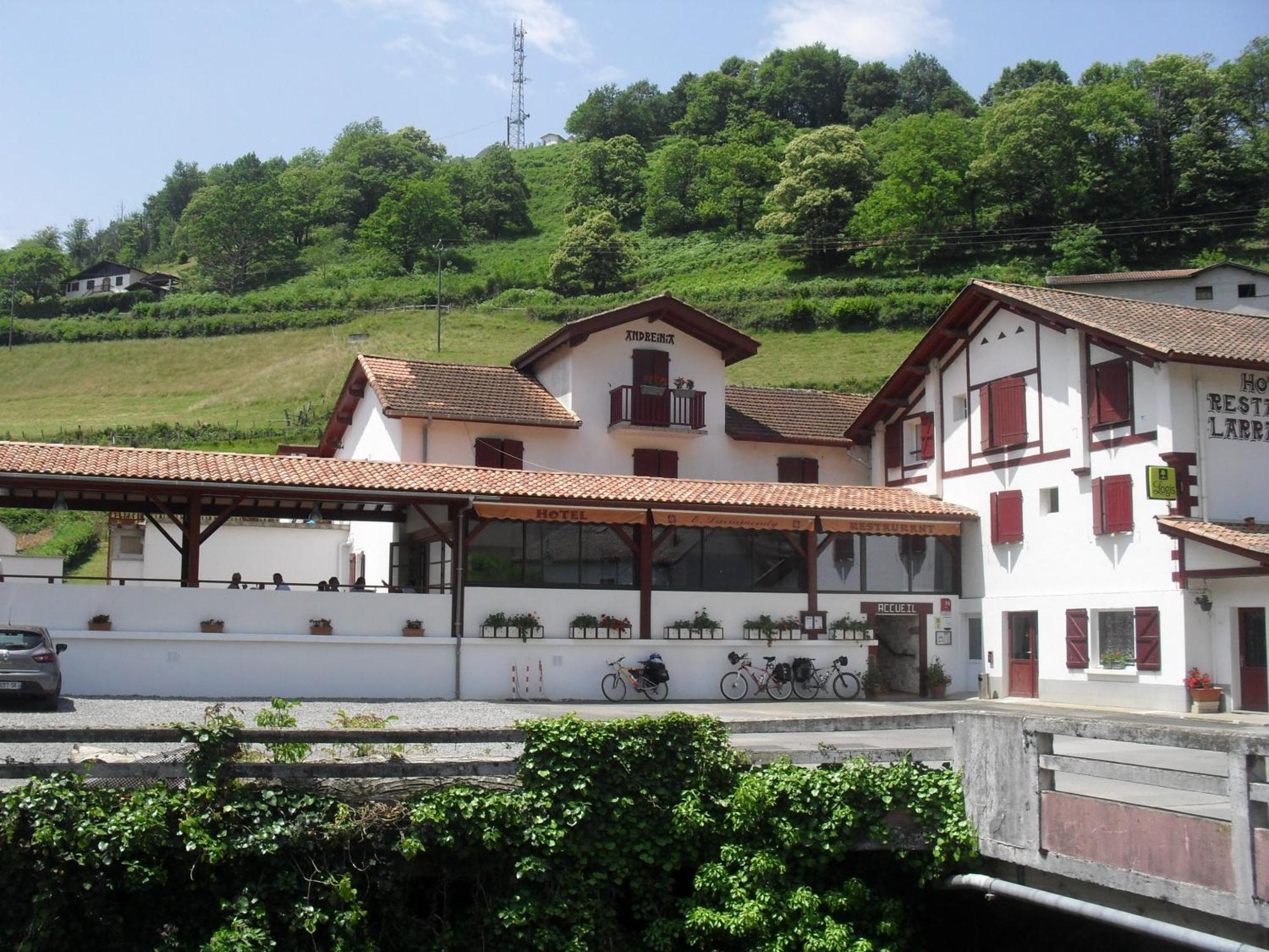 Logis Hotel Andreinia & Cabanes Esterençuby Buitenkant foto