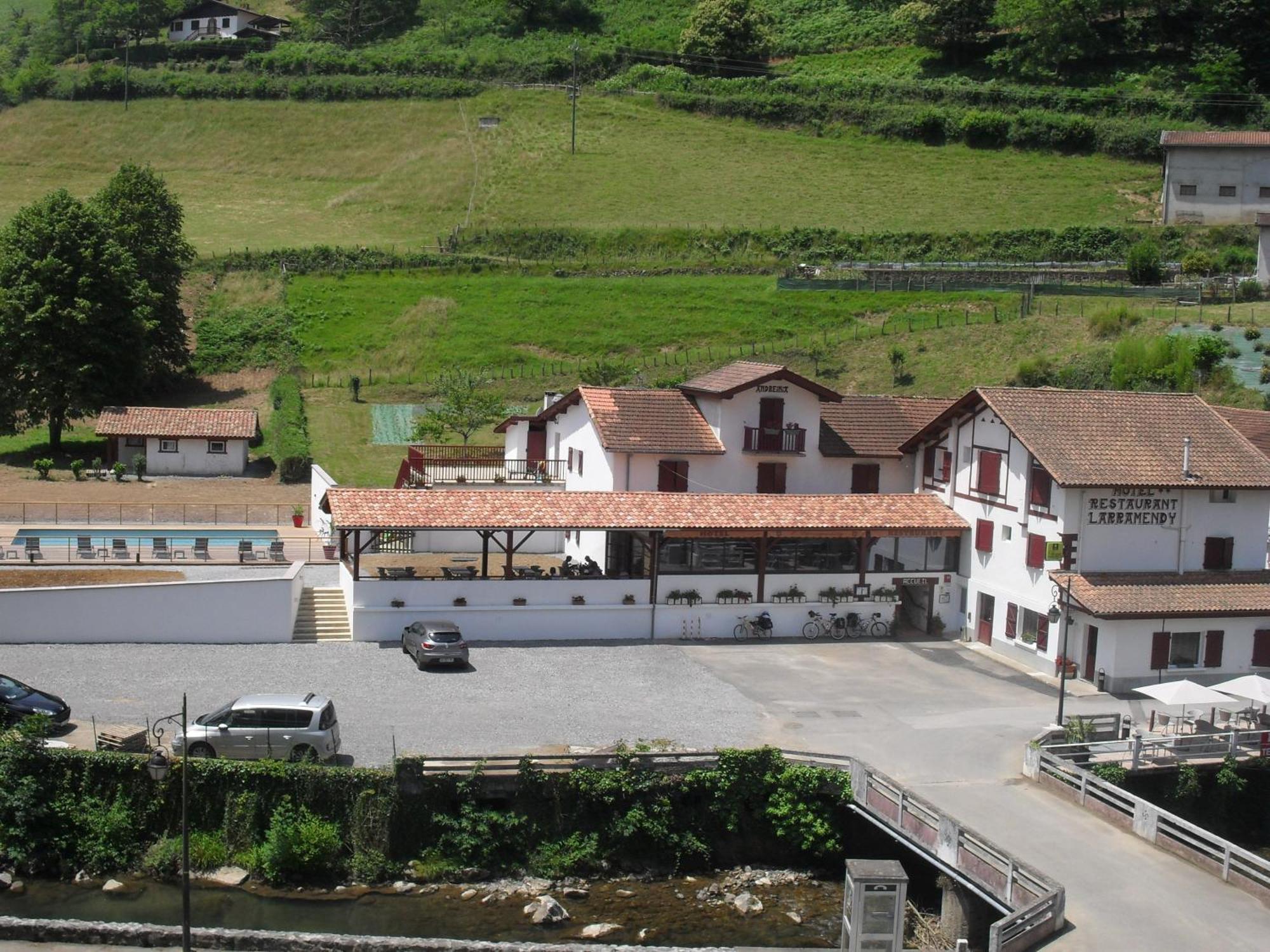 Logis Hotel Andreinia & Cabanes Esterençuby Buitenkant foto