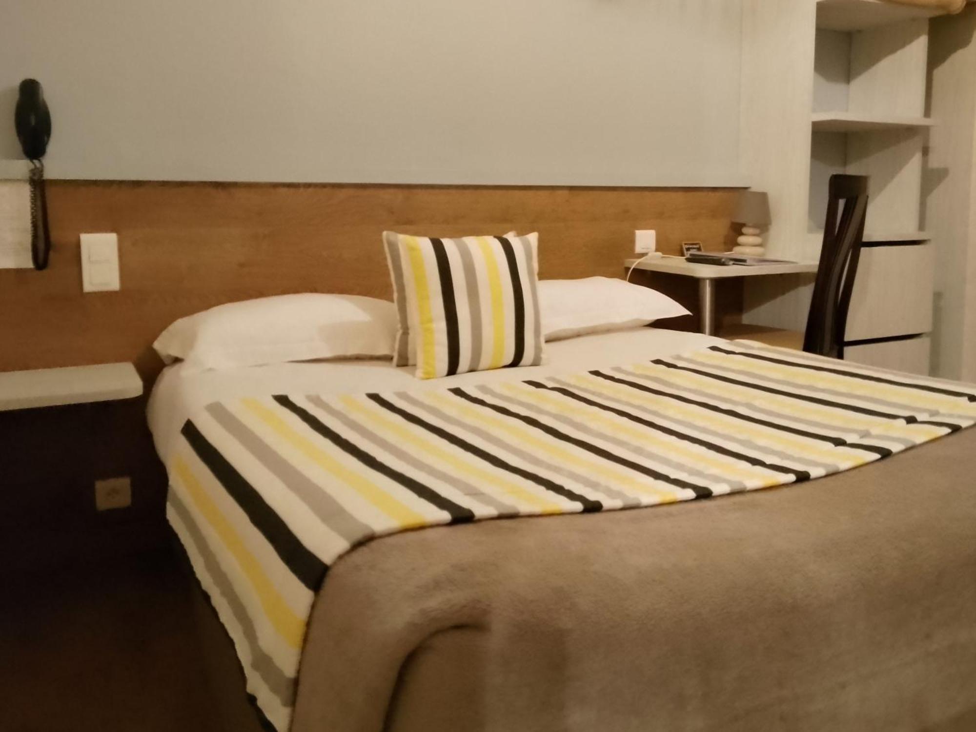 Logis Hotel Andreinia & Cabanes Esterençuby Buitenkant foto